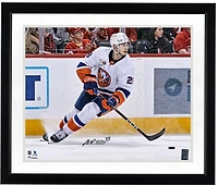 Maillot blanc autographié par Alexander Romanov des Islanders de New York (16 po x 20 po) avec rondelle (photo)