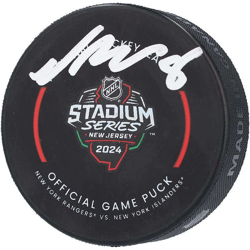 Rondelle de match officielle autographiée par Noah Dobson des Islanders de New York pour la Stadium Series 2024