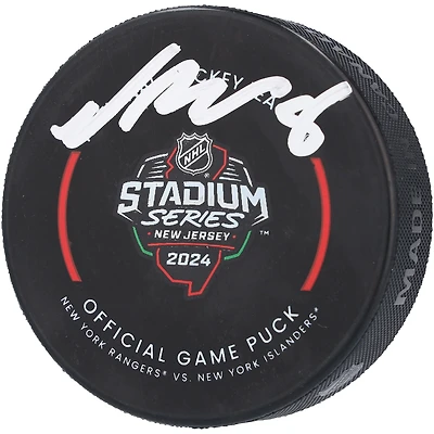 Rondelle de match officielle autographiée par Noah Dobson des Islanders de New York pour la Stadium Series 2024