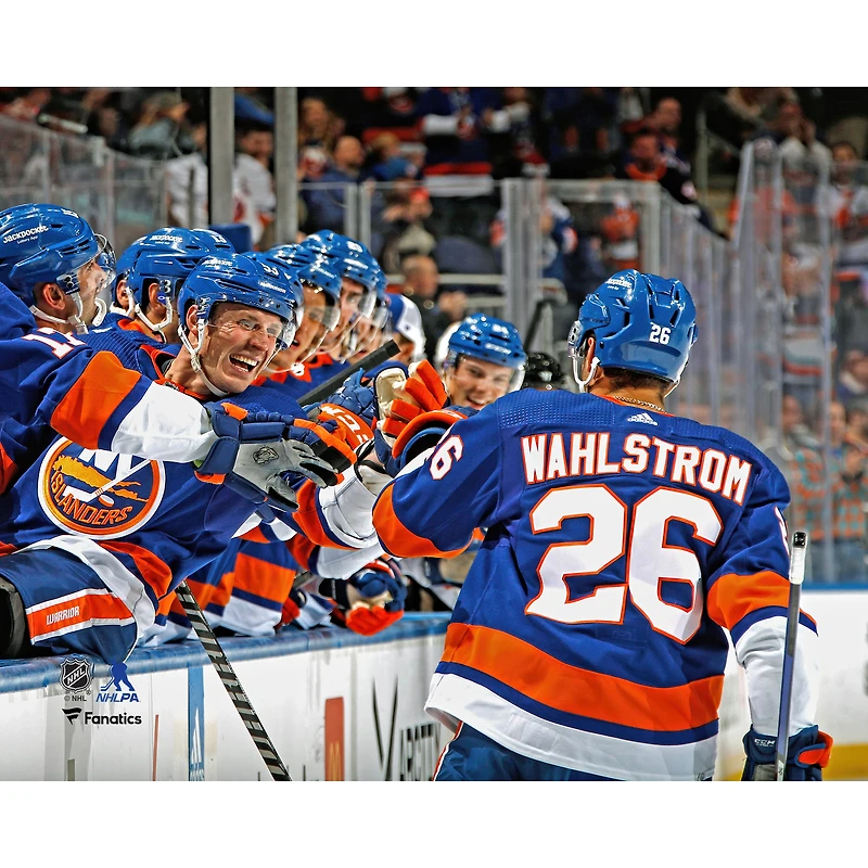 Oliver Wahlstrom, joueur non signé des Islanders de New York, célèbre un but