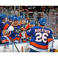 Oliver Wahlstrom, joueur non signé des Islanders de New York, célèbre un but