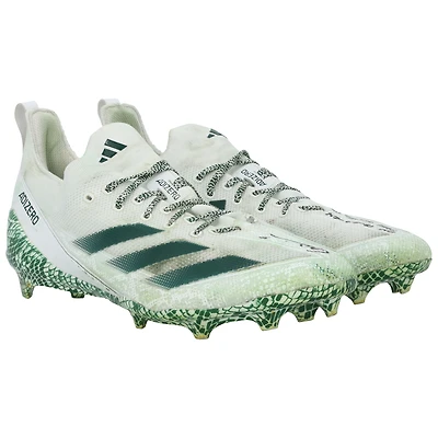 Crampons blancs adidas portés par Garrett Wilson (New York Jets) lors du match contre les Buffalo Bills le 29 décembre 2024, avec plusieurs inscriptions et autographiés.