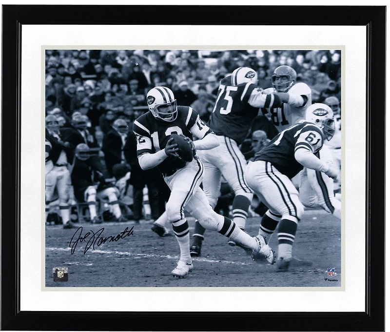 Joe Namath New York Jets Autographed 16" x 20" Black & White Scramble Photograph