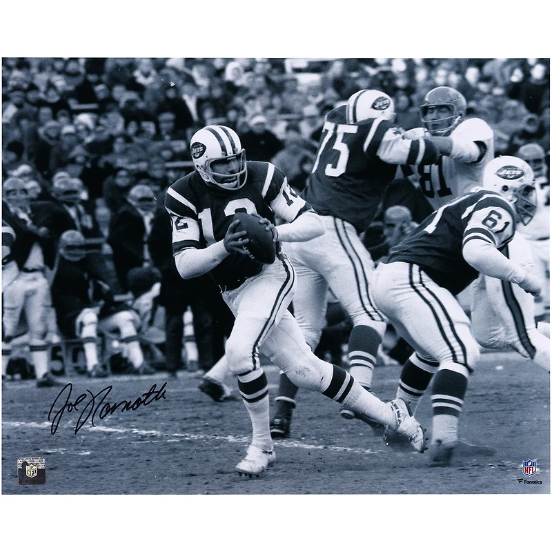 Joe Namath New York Jets Autographed 16" x 20" Black & White Scramble Photograph
