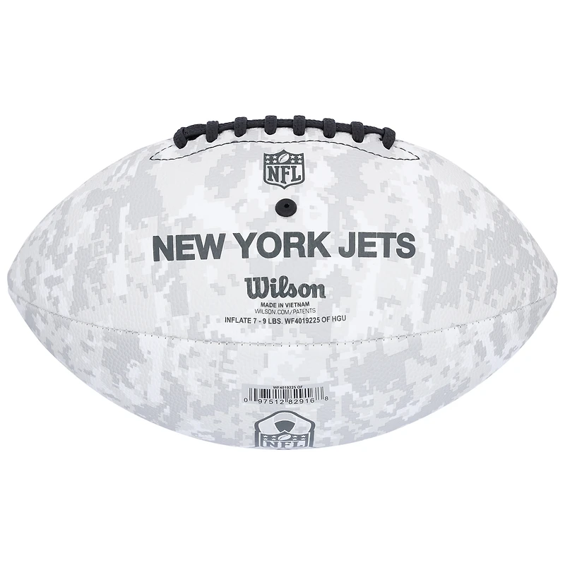Ballon de football Wilson 2024 Salute To Service autographié par Mason Taylor des New York Jets