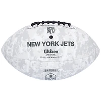 Ballon de football Wilson 2024 Salute To Service autographié par Mason Taylor des New York Jets