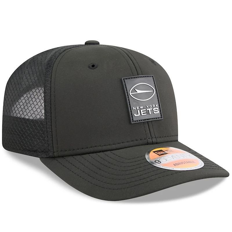 Casquette ajustable noire New Era 9SEVENTY Trucker des New York Jets 2025 Sideline pour homme