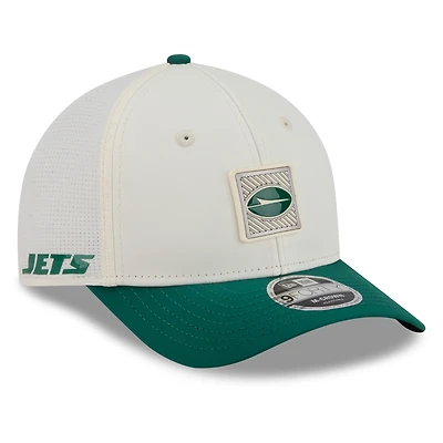 Casquette ajustable New Era crème/verte pour homme New York Jets, camp d'entraînement NFL 2026, modèle 9FORTY