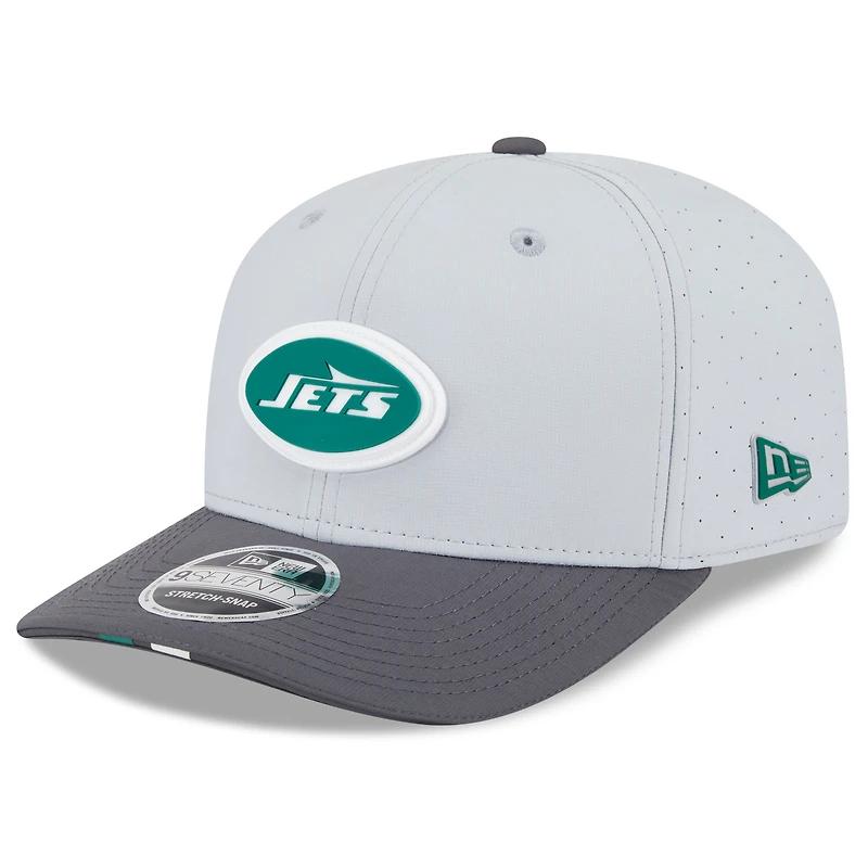 Casquette ajustable New Era 9SEVENTY grise/graphite pour homme, camp d'entraînement NFL 2025 des New York Jets