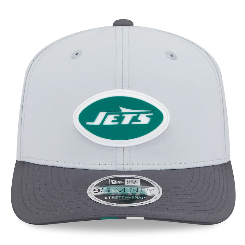 Casquette ajustable New Era 9SEVENTY grise/graphite pour homme, camp d'entraînement NFL 2025 des New York Jets
