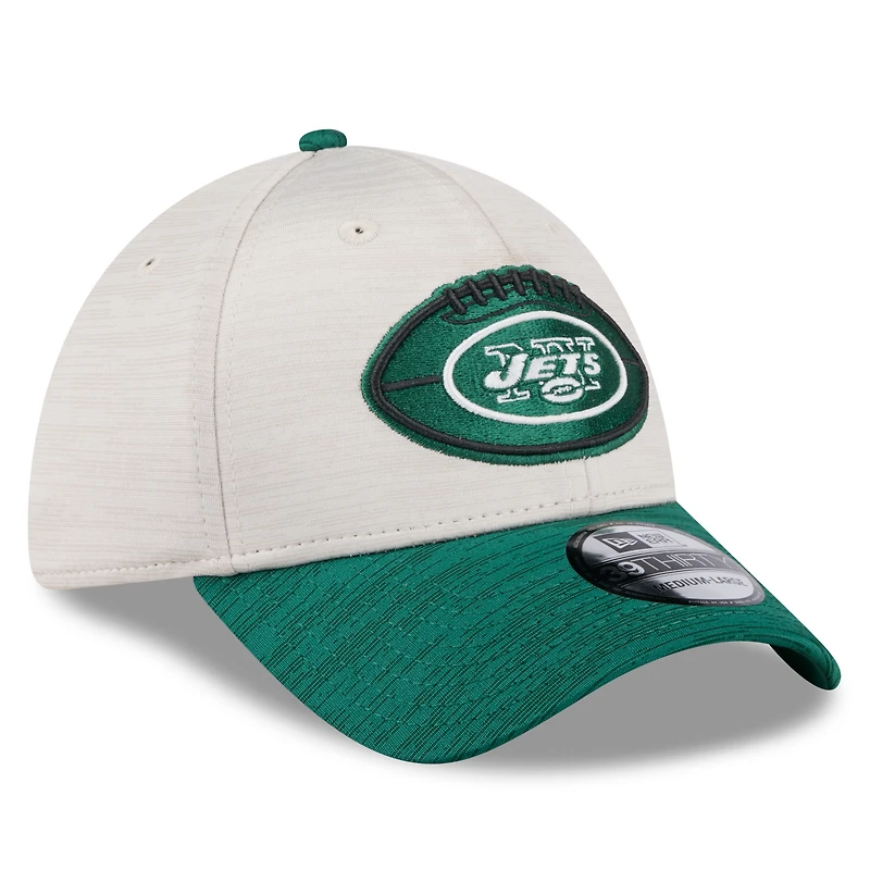 Casquette flexible New Era Stone/Green York Jets 2024 Sideline Historic 39THIRTY pour hommes