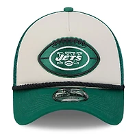 Casquette réglable de camionneur A-Frame New Era Stone/Green New York Jets 2024 Sideline Historic 9FORTY pour hommes