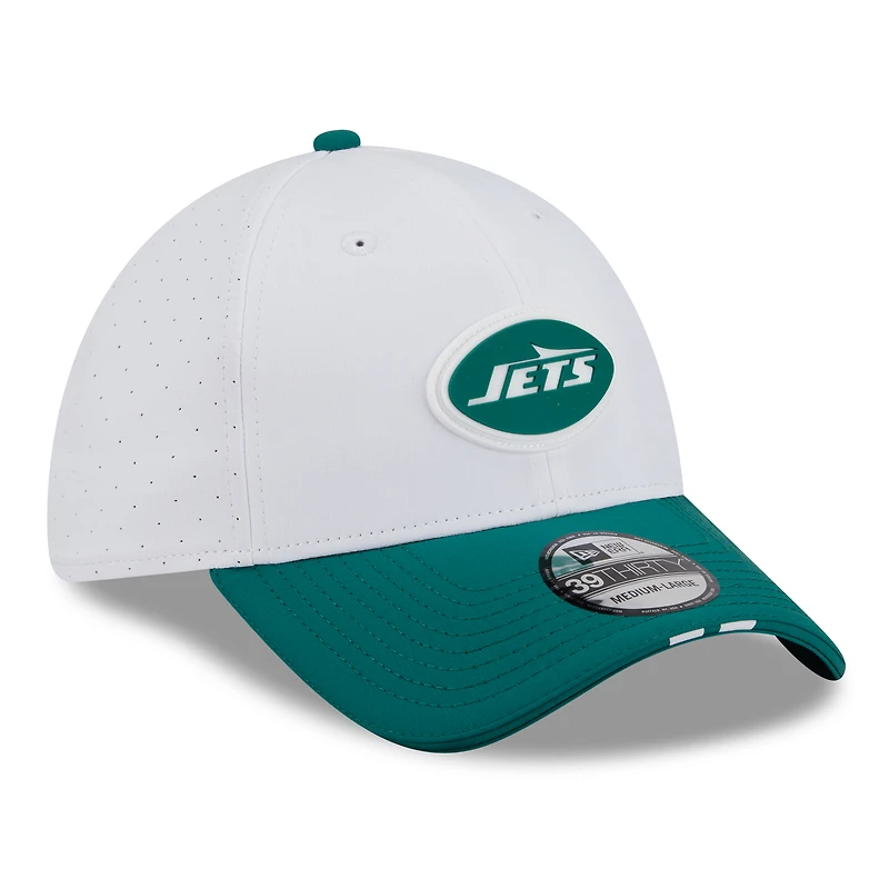 Casquette New Era 39THIRTY Flex blanche/verte pour homme, camp d'entraînement NFL 2025 des York Jets