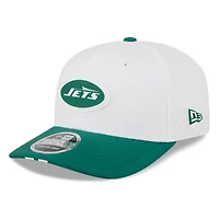 Casquette ajustable New Era 9SEVENTY pour homme, blanche/verte, du camp d'entraînement NFL 2025 des New York Jets