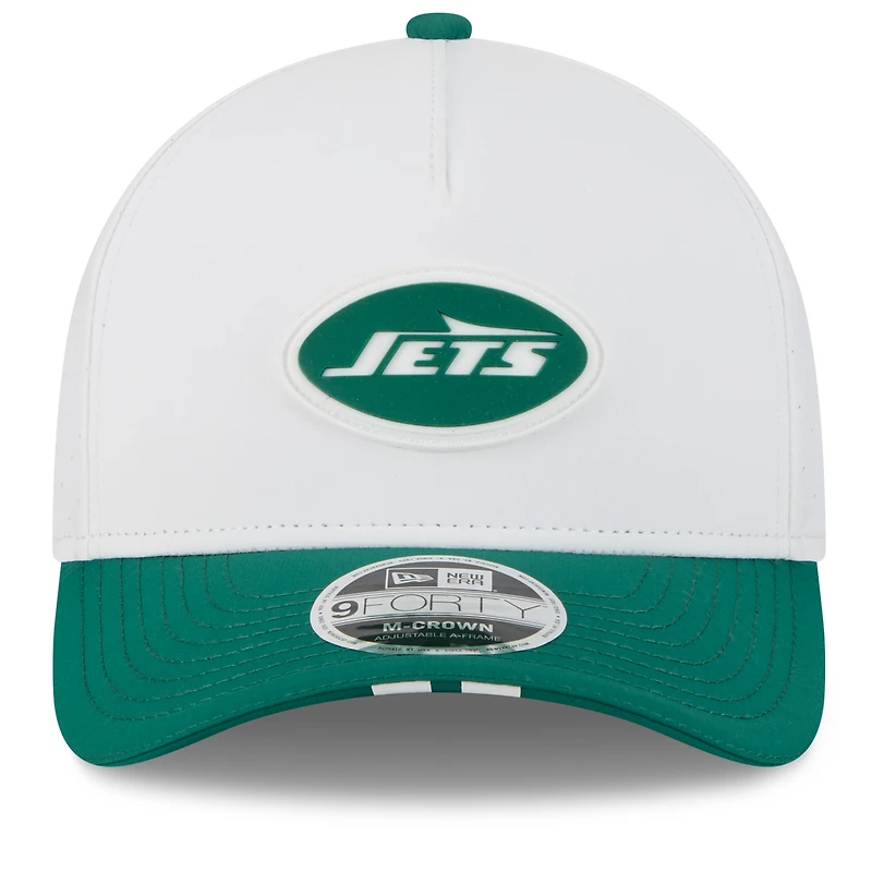 Casquette ajustable New Era 9FORTY pour homme, blanche/verte, du camp d'entraînement NFL 2025 des New York Jets