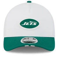 Casquette ajustable New Era 9FORTY pour homme, blanche/verte, du camp d'entraînement NFL 2025 des New York Jets