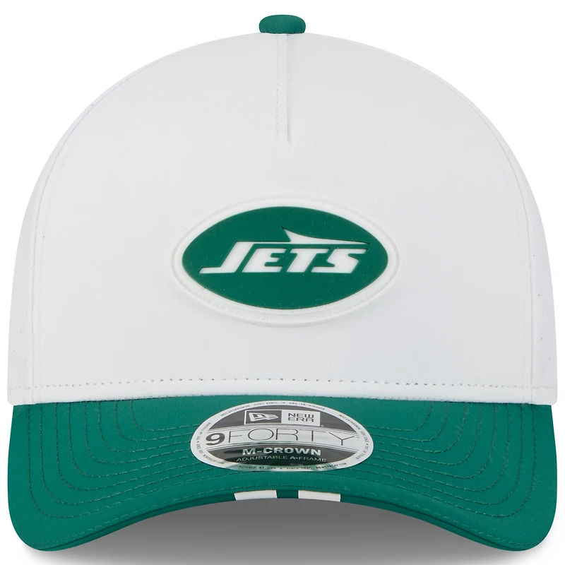 Casquette ajustable New Era 9FORTY blanche/verte pour jeune, camp d'entraînement NFL 2025 des New York Jets