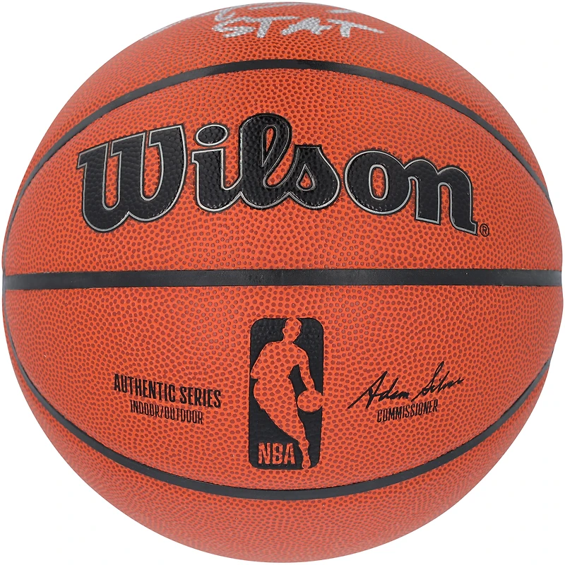Ballon de basket-ball d'intérieur/extérieur Wilson Authentic Series autographié par Amar'e Stoudemire des New York Knicks avec inscription « S.T.A.T. »