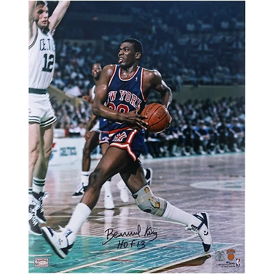 Photo dédicacée de Bernard King (New York Knicks) en plein match contre les Boston Celtics (40,6 x 50,8 cm) avec inscription « HOF 13 ».