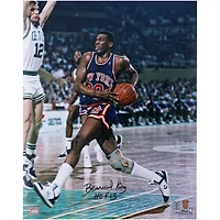Photo dédicacée de Bernard King (New York Knicks) en plein match contre les Boston Celtics (40,6 x 50,8 cm) avec inscription « HOF 13 ».