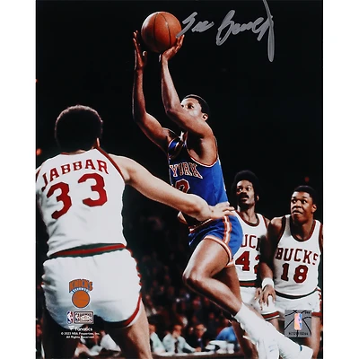 Photographie autographiée de Dick Barnett des New York Knicks 8" x 10" de la fusillade contre les Bucks