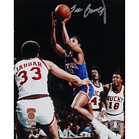 Photographie autographiée de Dick Barnett des New York Knicks 8" x 10" de la fusillade contre les Bucks