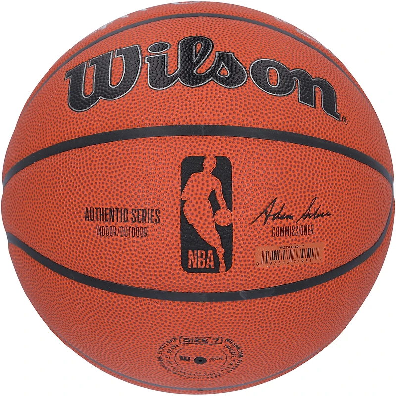 Ballons de basketball Wilson Authentic Series autographiés par Jalen Brunson, Karl-Anthony Towns et Josh Hart des New York Knicks (intérieur/extérieur).