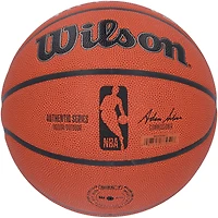 Ballons de basketball Wilson Authentic Series autographiés par Jalen Brunson, Karl-Anthony Towns et Josh Hart des New York Knicks (intérieur/extérieur).