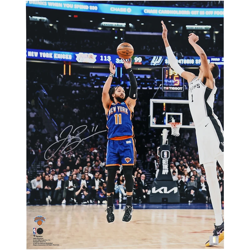 Photographie autographiée de Jalen Brunson des New York Knicks 16" x 20" lors du match de tir contre Victor Wembanyama