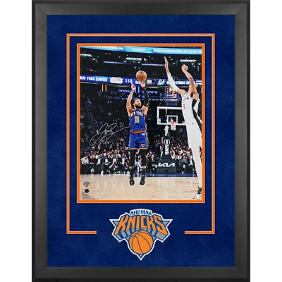 Photographie encadrée de luxe autographiée de Jalen Brunson, New York Knicks, 16" x 20" lors du match de tir contre Victor Wembanyama