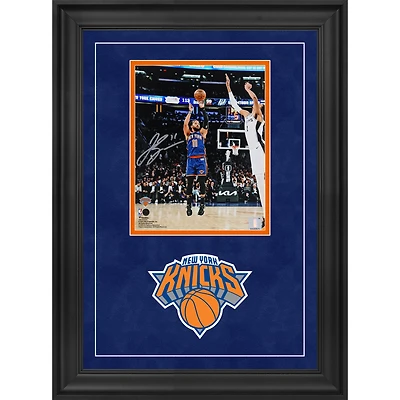 Photographie encadrée de luxe autographiée de Jalen Brunson, New York Knicks, 8" x 10", Shooting vs. Victor Wembanyama
