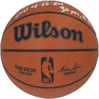 Ballon de basket dédicacé par Jalen Brunson, des New York Knicks, lors du match contre les Brooklyn Nets le 12 avril 2024, avec plusieurs inscriptions.