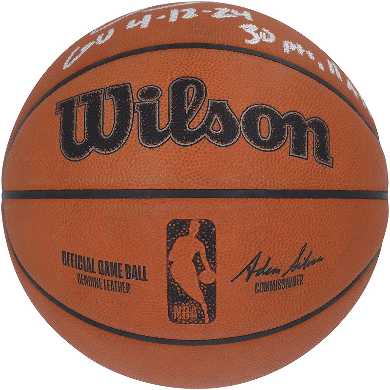 Ballon de basket dédicacé par Jalen Brunson, des New York Knicks, lors du match contre les Brooklyn Nets le 12 avril 2024, avec plusieurs inscriptions.