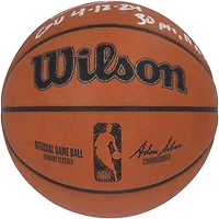 Ballon de basket dédicacé par Jalen Brunson, des New York Knicks, lors du match contre les Brooklyn Nets le 12 avril 2024, avec plusieurs inscriptions.