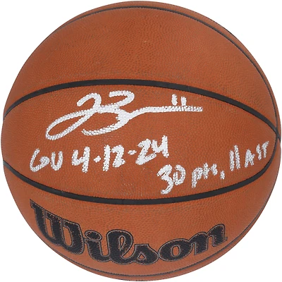 Ballon de basket dédicacé par Jalen Brunson, des New York Knicks, lors du match contre les Brooklyn Nets le 12 avril 2024, avec plusieurs inscriptions.