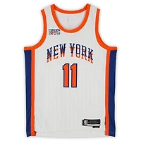 Maillot Nike City Edition Swingman blanc dédicacé par Jalen Brunson des New York Knicks pour la saison 2024-25 avec inscription « NY or Nowhere »