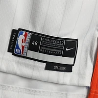 Maillot Nike City Edition Swingman blanc dédicacé par Jalen Brunson des New York Knicks pour la saison 2024-25 avec inscription « NY or Nowhere »