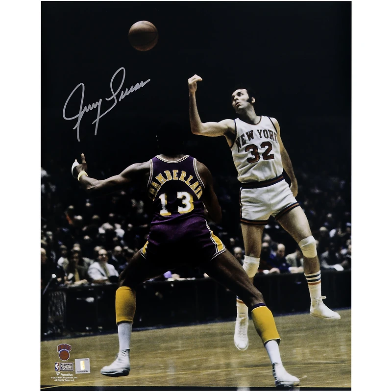 Photo dédicacée de Jerry Lucas (New York Knicks) - 40,6 x 50,8 cm (16 x 20 pouces) - Passe contre les Los Angeles Lakers