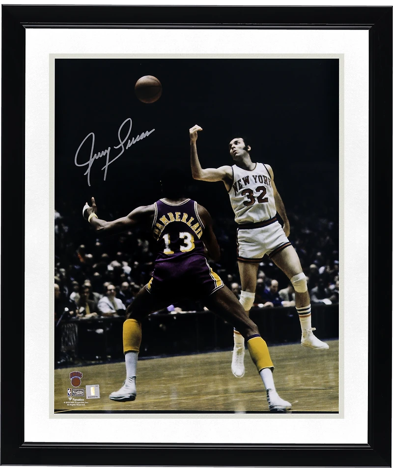 Photo dédicacée de Jerry Lucas (New York Knicks) - 40,6 x 50,8 cm (16 x 20 pouces) - Passe contre les Los Angeles Lakers