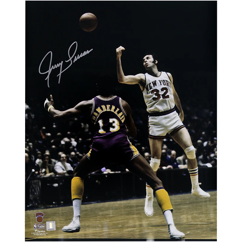 Photo dédicacée de Jerry Lucas (New York Knicks) - 40,6 x 50,8 cm (16 x 20 pouces) - Passe contre les Los Angeles Lakers
