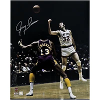 Photo dédicacée de Jerry Lucas (New York Knicks) - 40,6 x 50,8 cm (16 x 20 pouces) - Passe contre les Los Angeles Lakers