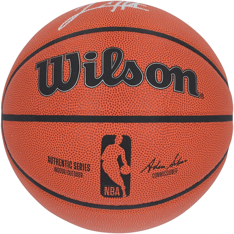 Ballon de basket-ball d'intérieur/extérieur Wilson Authentic Series autographié par Josh Hart des New York Knicks