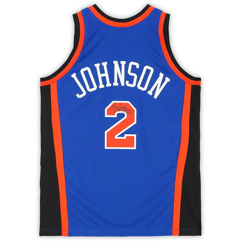 Maillot authentique bleu autographié par Larry Johnson des New York Knicks Mitchell et Ness 1998-99