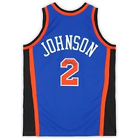 Maillot authentique bleu autographié par Larry Johnson des New York Knicks Mitchell et Ness 1998-99