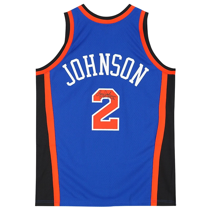Maillot authentique bleu autographié par Larry Johnson des New York Knicks Mitchell et Ness 1998-99