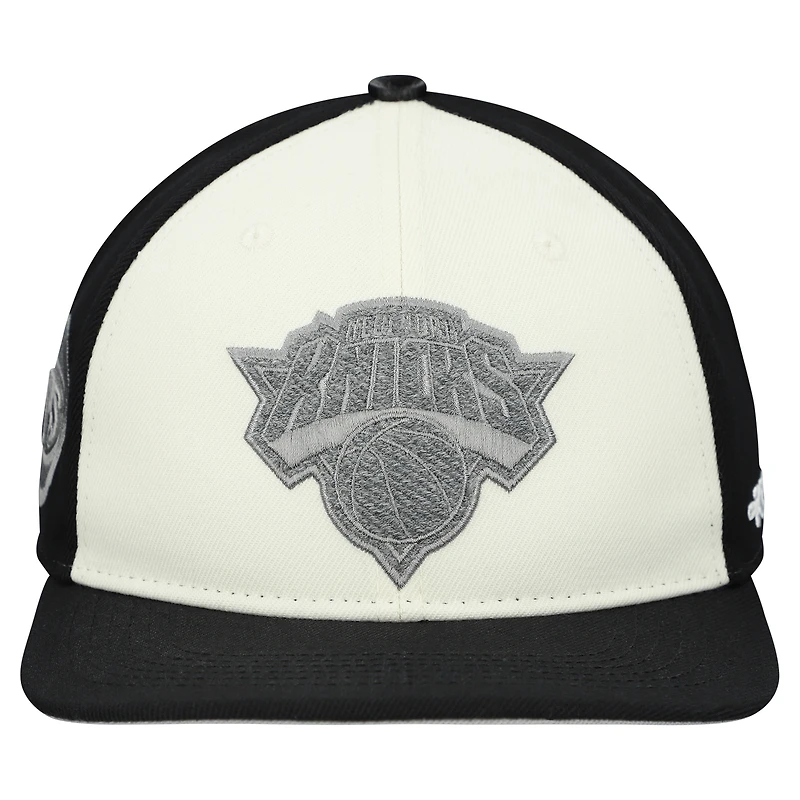 Casquette Snapback Pro Standard pour homme en French Terry crème/noir des New York Knicks