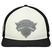 Casquette Snapback Pro Standard pour homme en French Terry crème/noir des New York Knicks