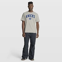 T-shirt premium Fanatics Cream New York Knicks Crossover Collection Pull Up Jumper Shot pour homme