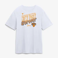 T-shirt Fanatics blanc pour homme New York Knicks, champions des finales NBA 2026, emblème de la ville natale