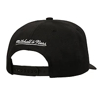 Casquette Mitchell & Ness noire pour homme, modèle New York Knicks, modèle Tilted Pro Pinch, ajustable.
